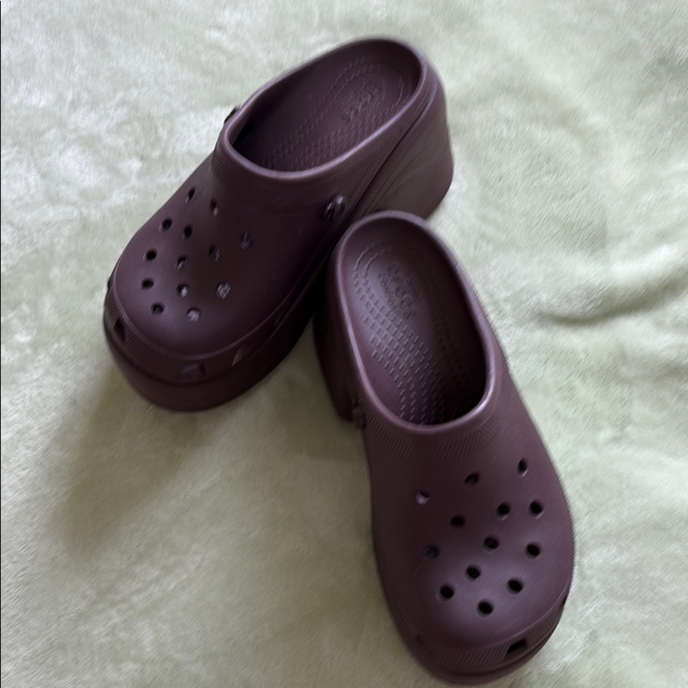 Women’s size 7 iconic comfort Crocs